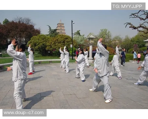 新泰青云大街飘起“健身气功热”,居民齐练八段锦 新泰青云大街飘起“健身气功热”,居民齐练八段锦