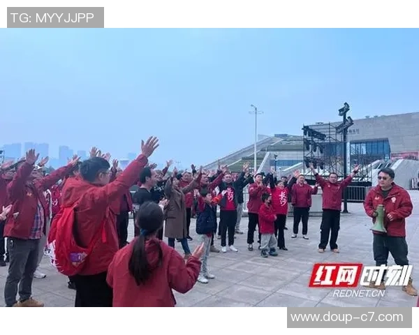 湘超球迷专场体会《寻长沙》 赛场热情邂逅三千年文脉